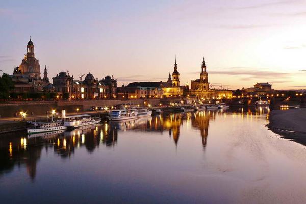 Silhouette von Dresden mit Elbe und Frauenkirche
